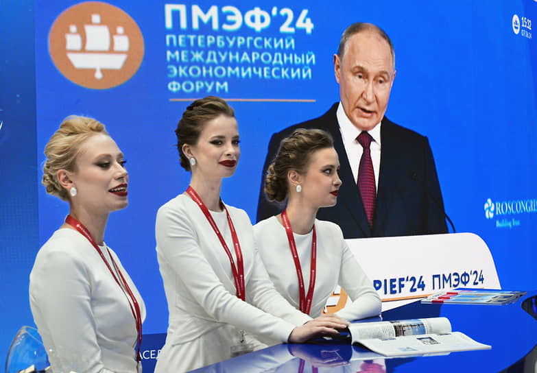 Выступление президента России Владимира Путина (на экране)