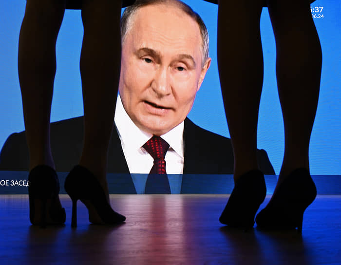 Выступление президента России Владимира Путина (на экране)