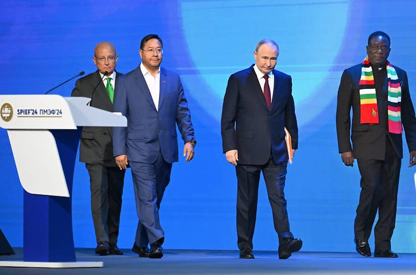 Слева направо: научный руководитель факультета мировой экономики и мировой политики НИУ ВШЭ Сергей Караганов, президент Боливии Луис Альберто Арсе Катакора, президент России Владимир Путин и президент Зимбабве Эммерсон Мнангагва