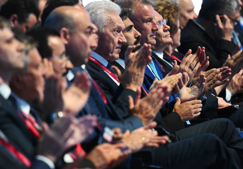 Участники пленарного заседания