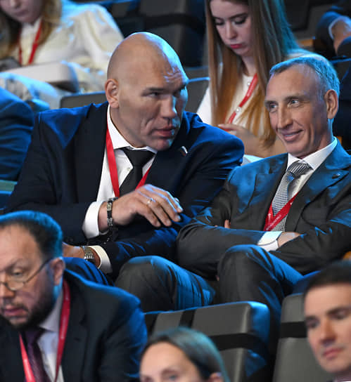  Первый заместитель председателя комитета Государственной думы России по туризму и развитию туристической инфраструктуры Николай Валуев (слева) 