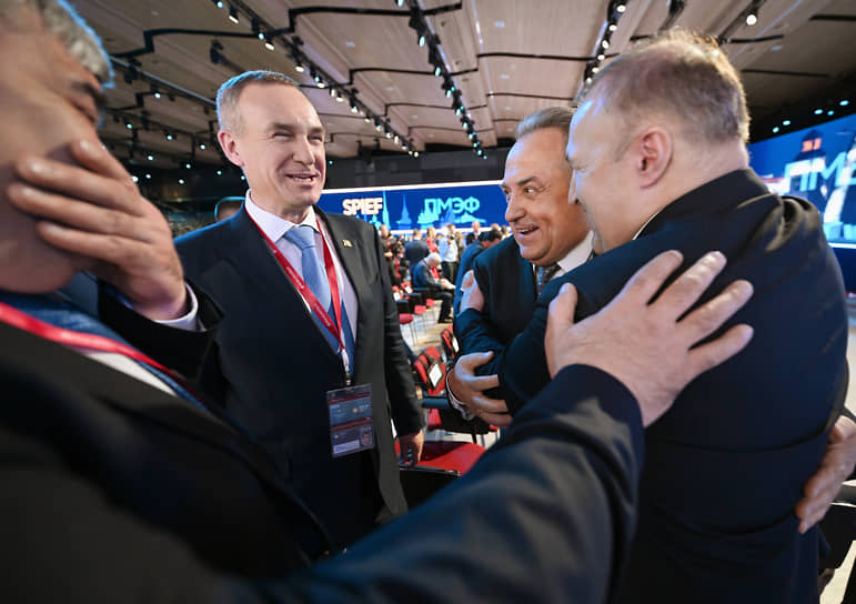 Исполняющий обязанности губернатора Ханты-Мансийского автономного округа (ХМАО) Руслан Кухарук (в центре) и генеральный директор АО «Дом.РФ» Виталий Мутко (второй справа)