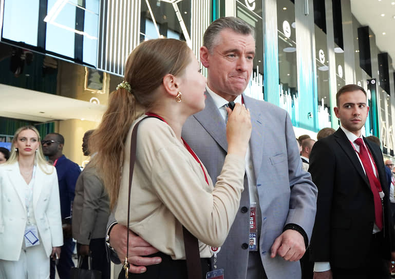 Председатель Либерально-демократической партии России, руководитель фракции ЛДПР в Госдуме &lt;a href=&quot;/doc/3579780&quot;>Леонид Слуцкий&lt;/a> после пленарного заседания разговаривает с подошедшей к нему журналисткой