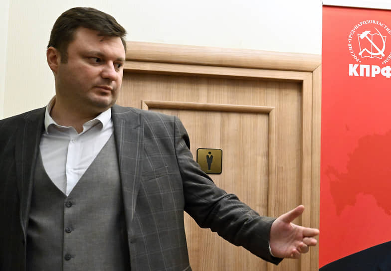 Соответствующее заявление о собственном желании уйти с поста депутата Виктор Царихин подал спикеру парламента Сергею Бебенину