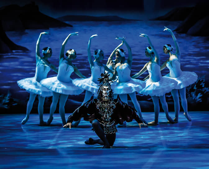 Сцена из спектакля «Лебединое озеро» в Эрмитажном театре