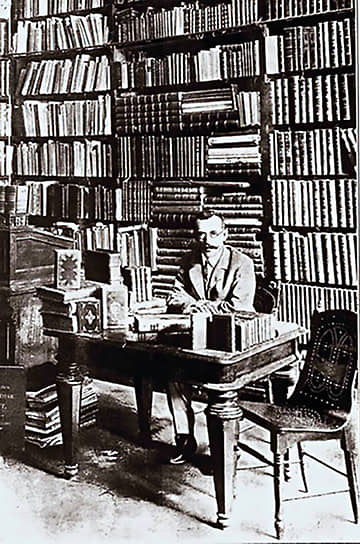 1900 год. Василий Иванович Клочков в своем магазине на Литейном проспекте, 55