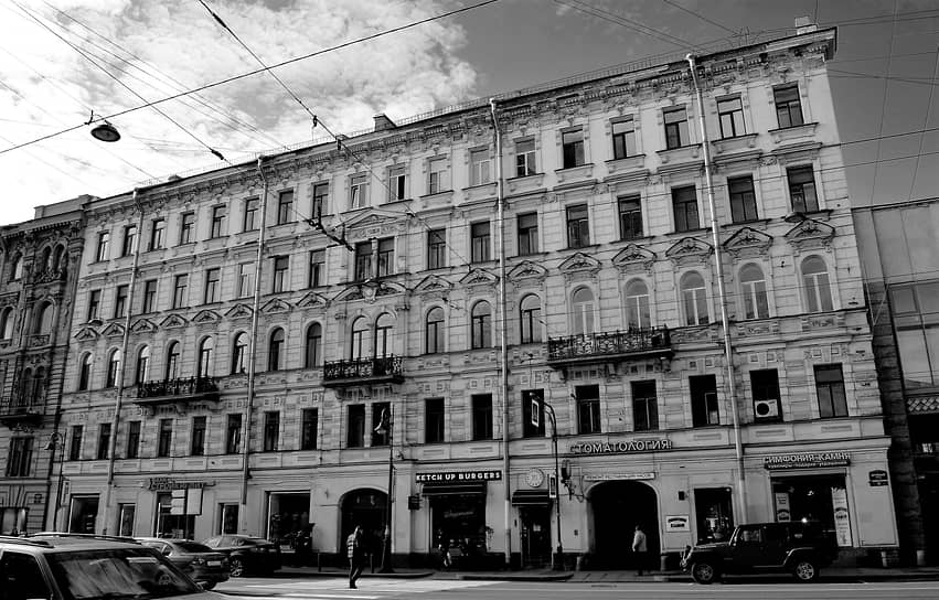Доходный дом (архитектор Х. Х. Таки ) на  Литейном проспекте, 59, в котором в 1884 году Василий Клочков открыл свой магазин «Букинист»
