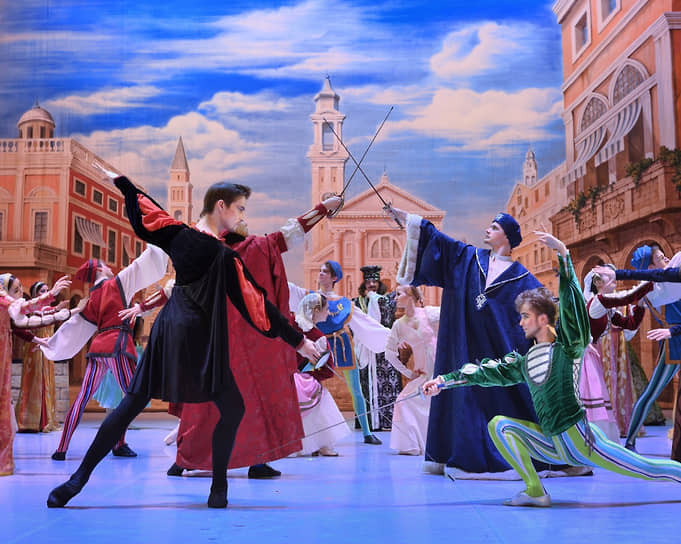 Сцена из спектакля «Ромео и Джульетта» Санкт-Петербургского театра балета им. П. И. Чайковского