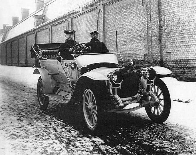 1910-е годы. Автомобиль «Руссо-Балт» модели С 24/30 дубль-фаэтон