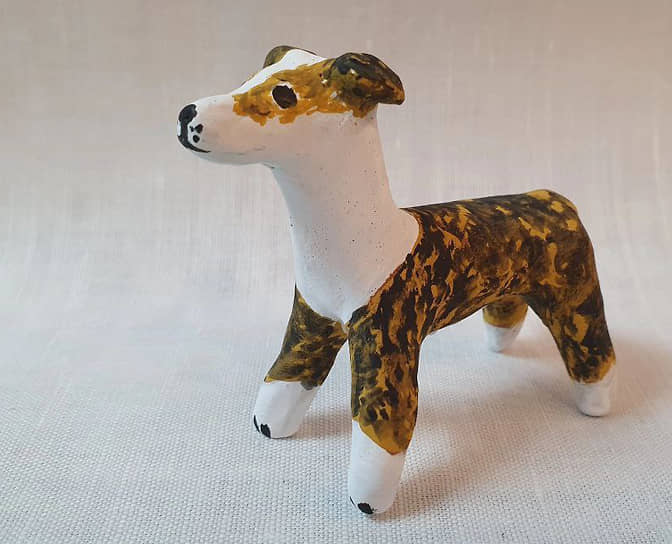 Каргопольская глиняная игрушка. Собачка породы уиппет (малая английская борзая)
