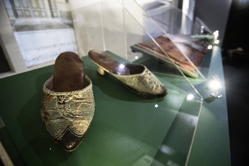 Туфли женские «мюль». Конец XVIII века. Обувь того времени, мужская и женская, шилась без различения на правую и левую ногу, что иллюстрирует и эта пара