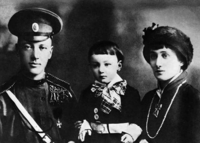 1916 год. Царское Село. Николай Гумилев, Лев Гумилев и Анна Ахматова