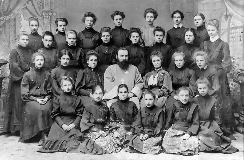 1905 год. Класс Мариинской Царскосельской гимназии, 1904/05 учебный год. Вторая слева во втором ряду снизу — Анна Горенко (Ахматова)