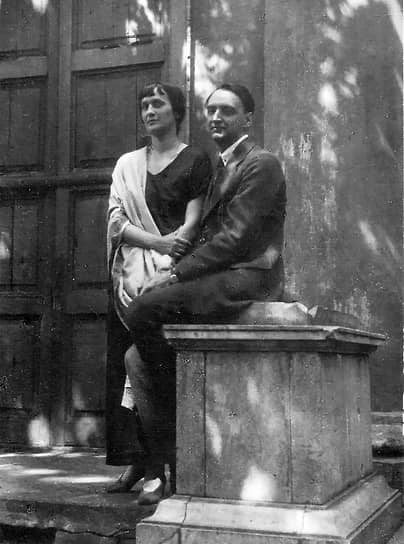 1927 год. Анна Ахматова и Николай Пунин во дворе Фонтанного дома