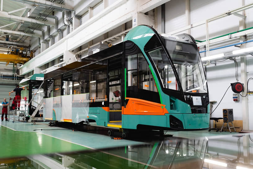 «Невский» представляет собой трехсекционный низкопольный трамвай из двух кабин и рассчитан на 52 места