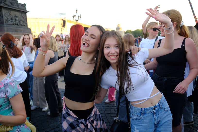 Выпускники во время концерта на Дворцовой площади