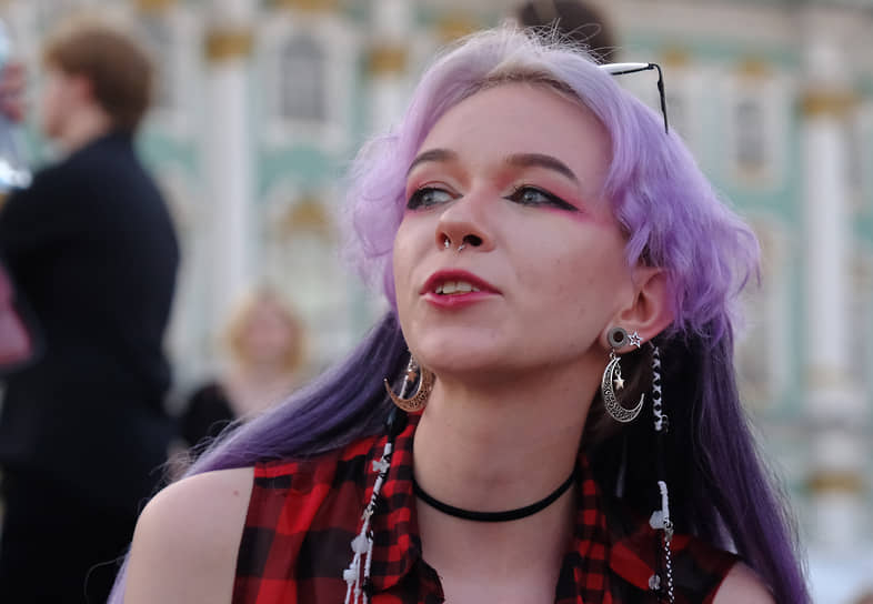 Выпускница во время концерта на Дворцовой площади