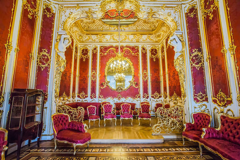 Зал № 306 (2-й этаж) Эрмитажа. Малиновый будуар. Личные покои супруги Александра II Марии Александровны