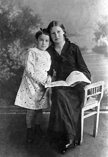 Таня Савичева и ее старшая сестра Нина в 1938 году