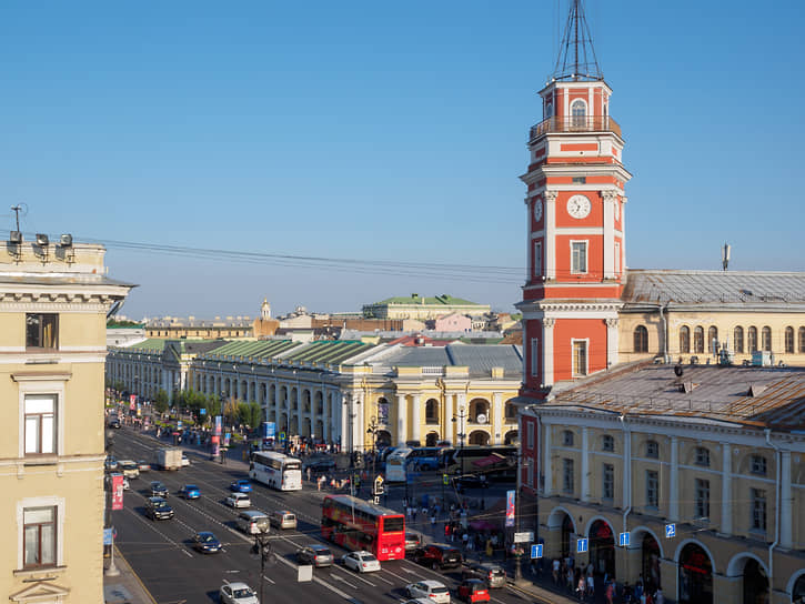 Доминанта Невского проспекта — башня здания городской думы — всегда украшалась к праздникам. Но ее внутреннее пространство преобразилось впервые