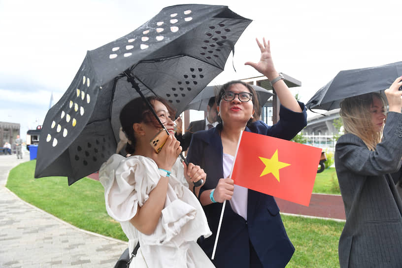 Выпускники из Вьетнама во время церемонии