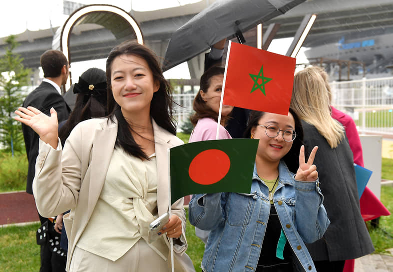 Выпускники из Бангладеш и Марокко во время церемонии