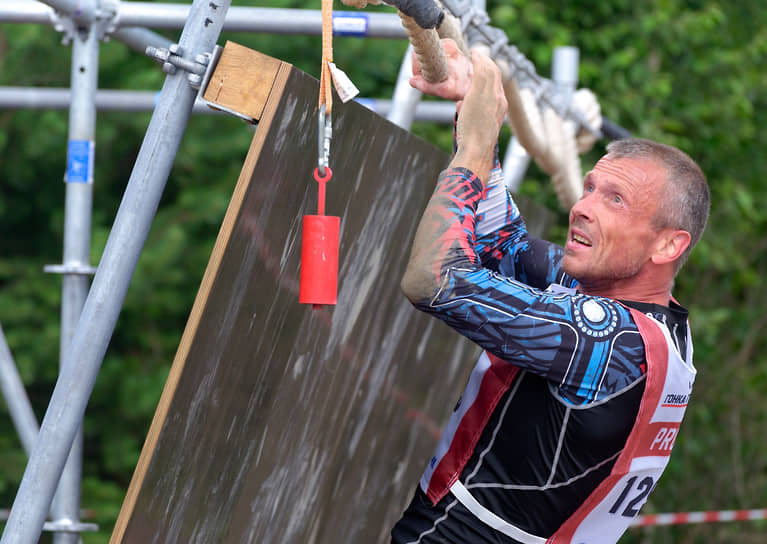 Участник гонки на полосе препятствий