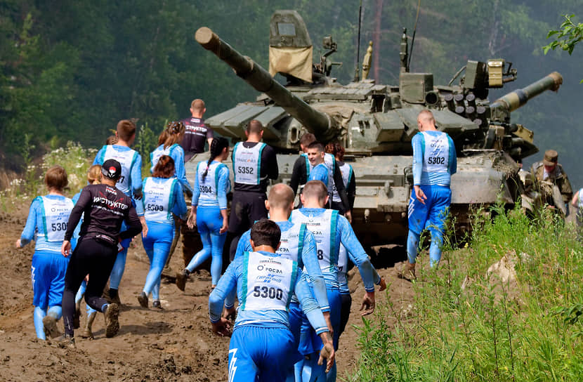 Участники во время забега по пересеченной местности