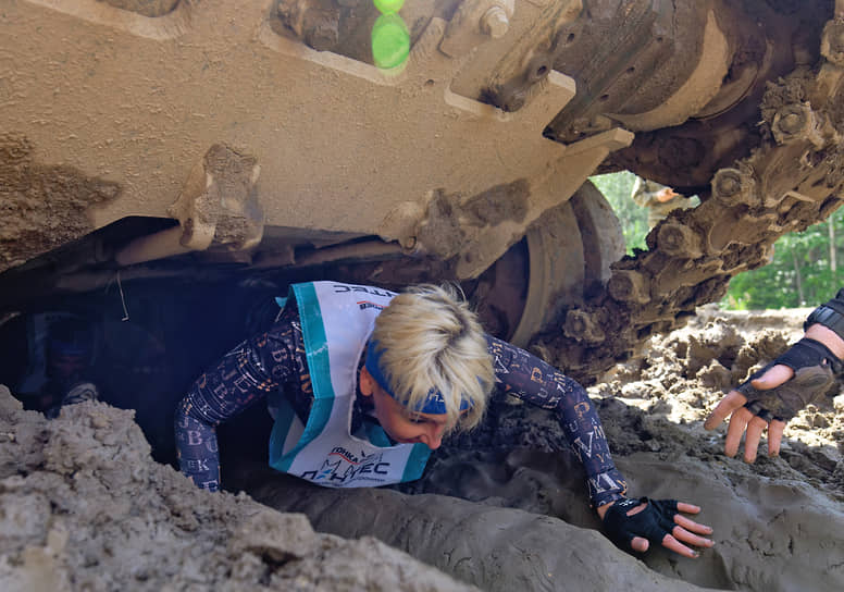 Участники во время преодоления полосы препятствий