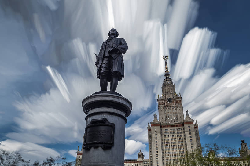Памятник Михаилу Ломоносову на площади перед главным зданием МГУ имени Ломоносова