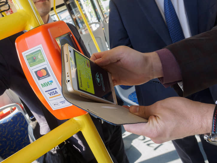 Оплата проезда в общественном транспорте с помощью смартфона