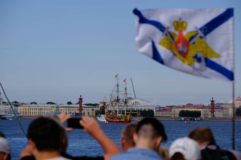 Зрители на Главном военно-морском параде в Санкт-Петербурге по случаю Дня Военно-морского флота РФ