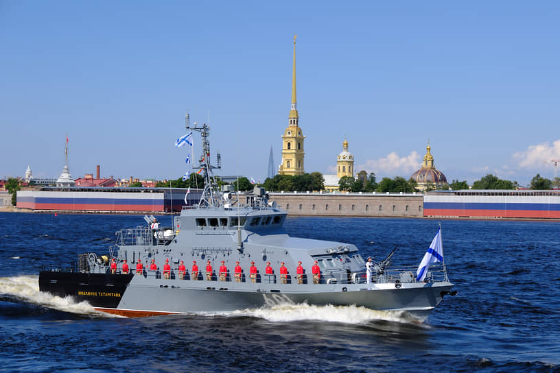 Катер специального назначения «Юнармеец Татарстана» проекта 21980 «Грачонок» на Главном военно-морском параде в Санкт-Петербурге
