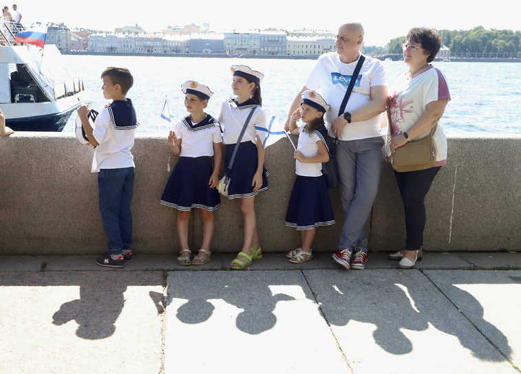 Зрители на Главном военно-морском параде в Санкт-Петербурге по случаю Дня Военно-морского флота РФ