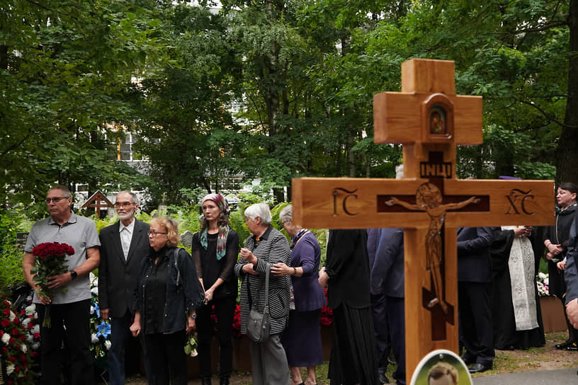 Похороны последнего председателя Ленгорисполкома (1983 - 1990) Владимира Ходырева на Богословском кладбище