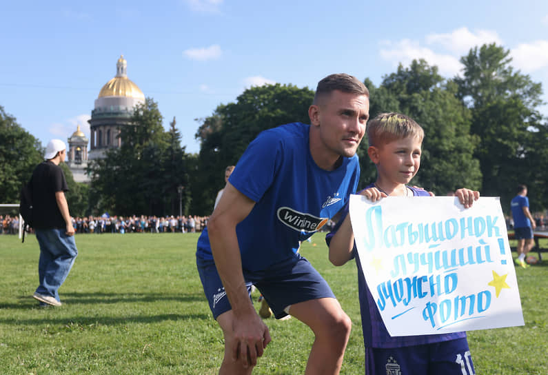 Игрок ФК «Зенит»  Евгений Латышонок с поклонником 