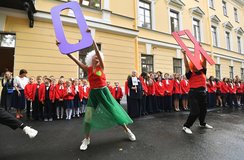 Учащиеся во время линейки в школе № 280 имени М.Ю. Лермонтова