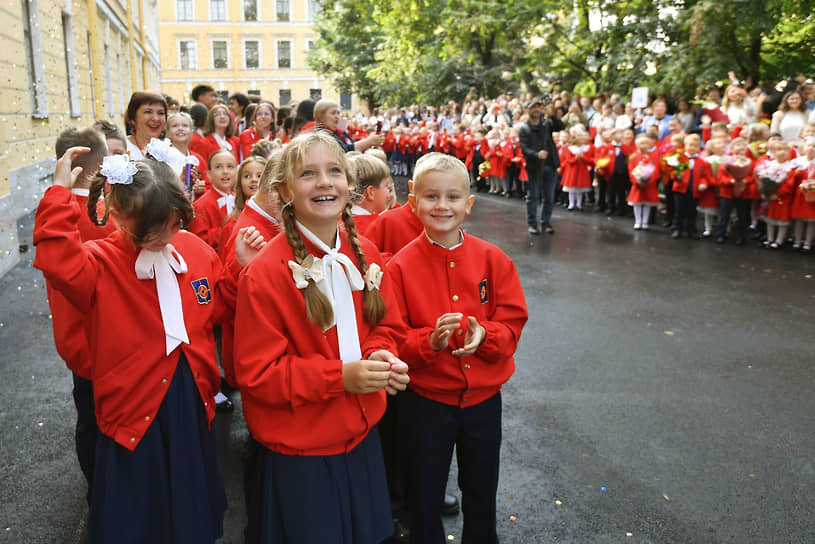 Учащиеся перед началом линейки у здания школы № 280 имени М. Ю. Лермонтова