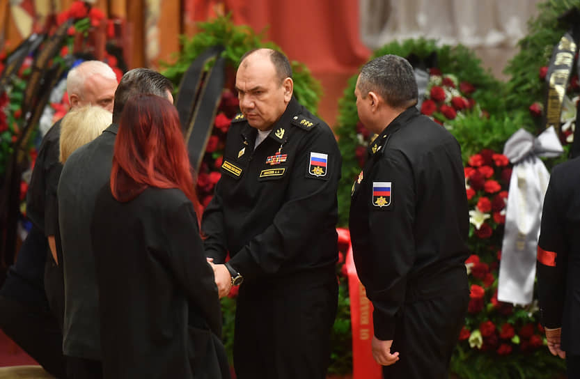 Главком ВМФ Александр Моисеев (в центре) назвал господина Спасского примером для всего молодого поколения, как нужно служить Отечеству и проектировать то, что сможет его защитить от внешних вторжений