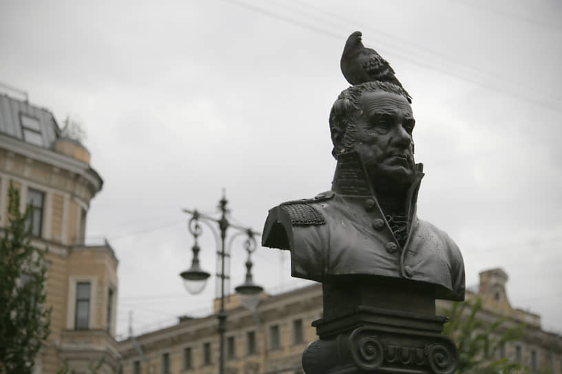 Памятник Джакомо Кваренги в Ново-Манежном сквере