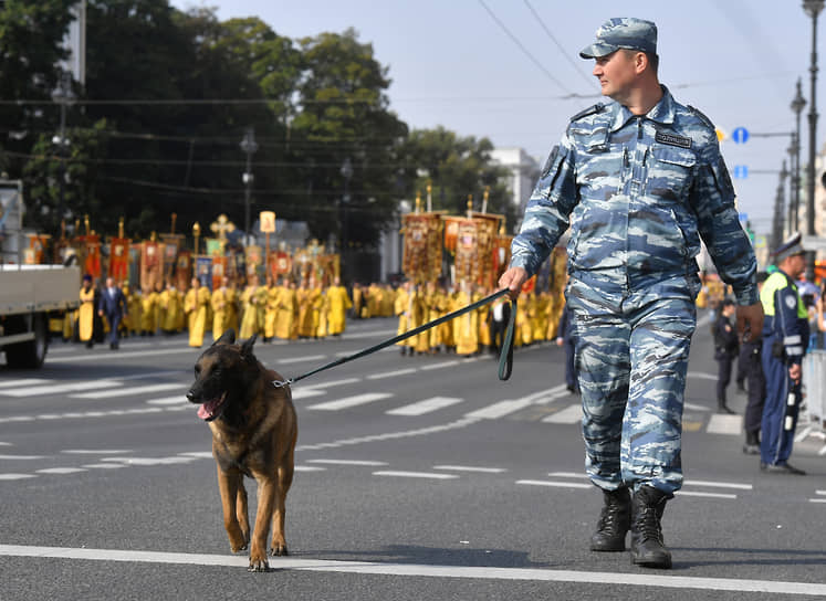 Крестный ход на Невском проспекте в честь 300-летия со дня перенесения мощей Святого Благоверного князя Александра Невского в Санкт-Петербург. Сотрудник правоохранительных органов со служебной собакой во время дежурства на Крестном ходу