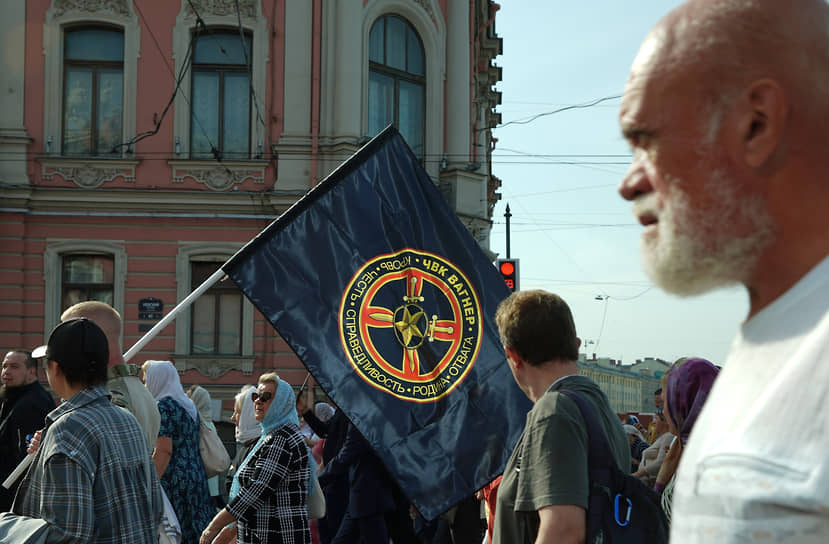 Участники Крестного хода с флагом ЧВК «Вагнер»