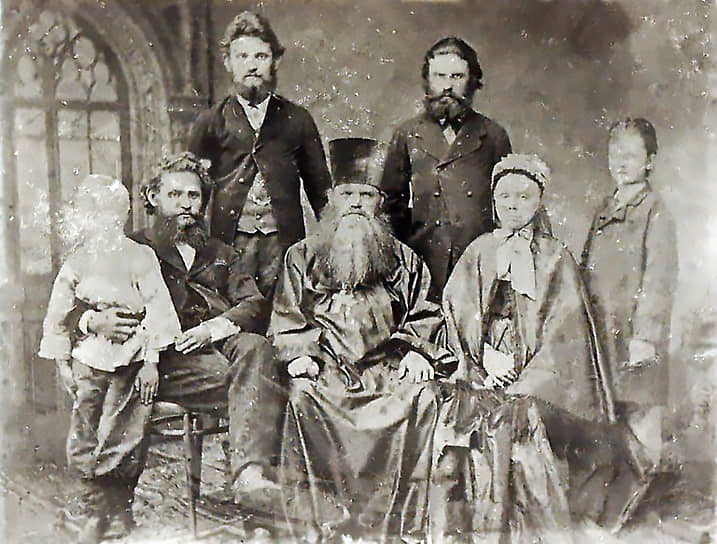 1875 год. Семья Ивана Петровича Павлова, его отец Петр Дмитриевич, мать Варвара Ивановна, братья Сергей, Дмитрий, Петр, сестра Лидия