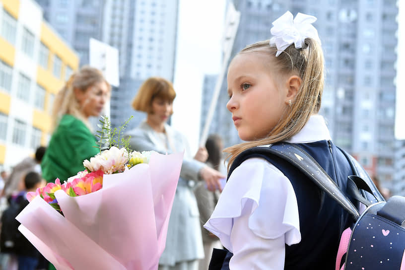 Первоклассница перед торжественной линейкой