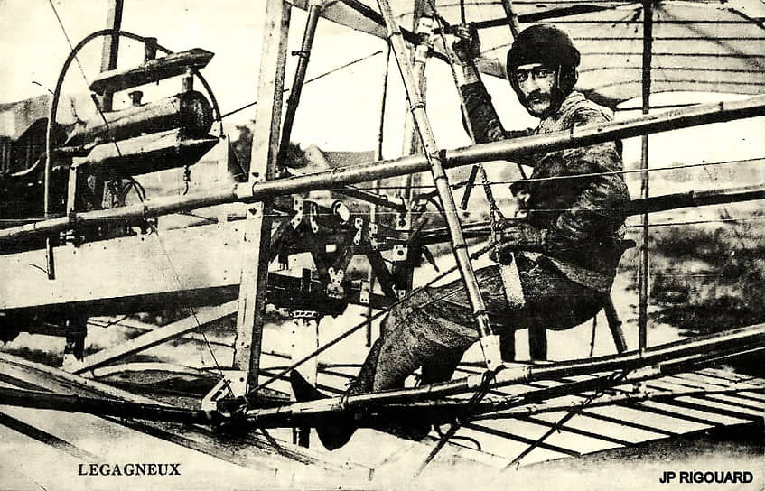 1910 год. Французская открытка с изображением пионера авиации Жоржа Леганье за штурвалом биплана «Блерио»