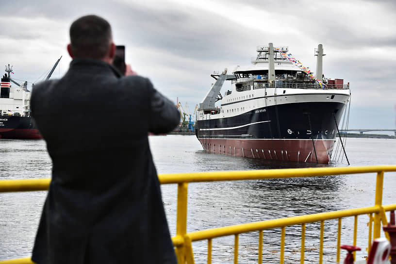 Церемония спуска на воду большого морозильного рыболовного траулера проекта СТ-192 «Капитан Мартынов» на судостроительном заводе «Адмиралтейские верфи»