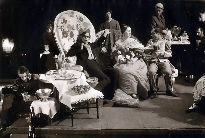 Сцена из спектакля Всеволода Мейерхольда «Ревизор» 1927 года