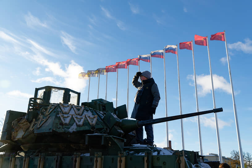 Посетитель экспозиции на военной технике