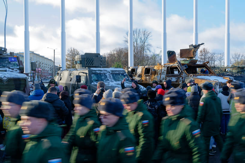 Курсанты Военно-космической академии имени А.Ф. Можайского во время церемонии открытия экспозиции