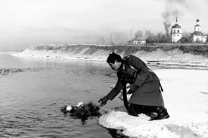 1990-е годы. Казак опускает в воду реки Ангары венок в годовщину гибели Александра Колчака
